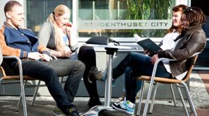 Students outside a Cafe - Campus Alta  PHOTO: Tommy Hansen