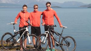 Students cycling  PHOTO: Tommy Hansen