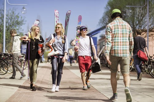 Students carrying snowboards at Luleå campus