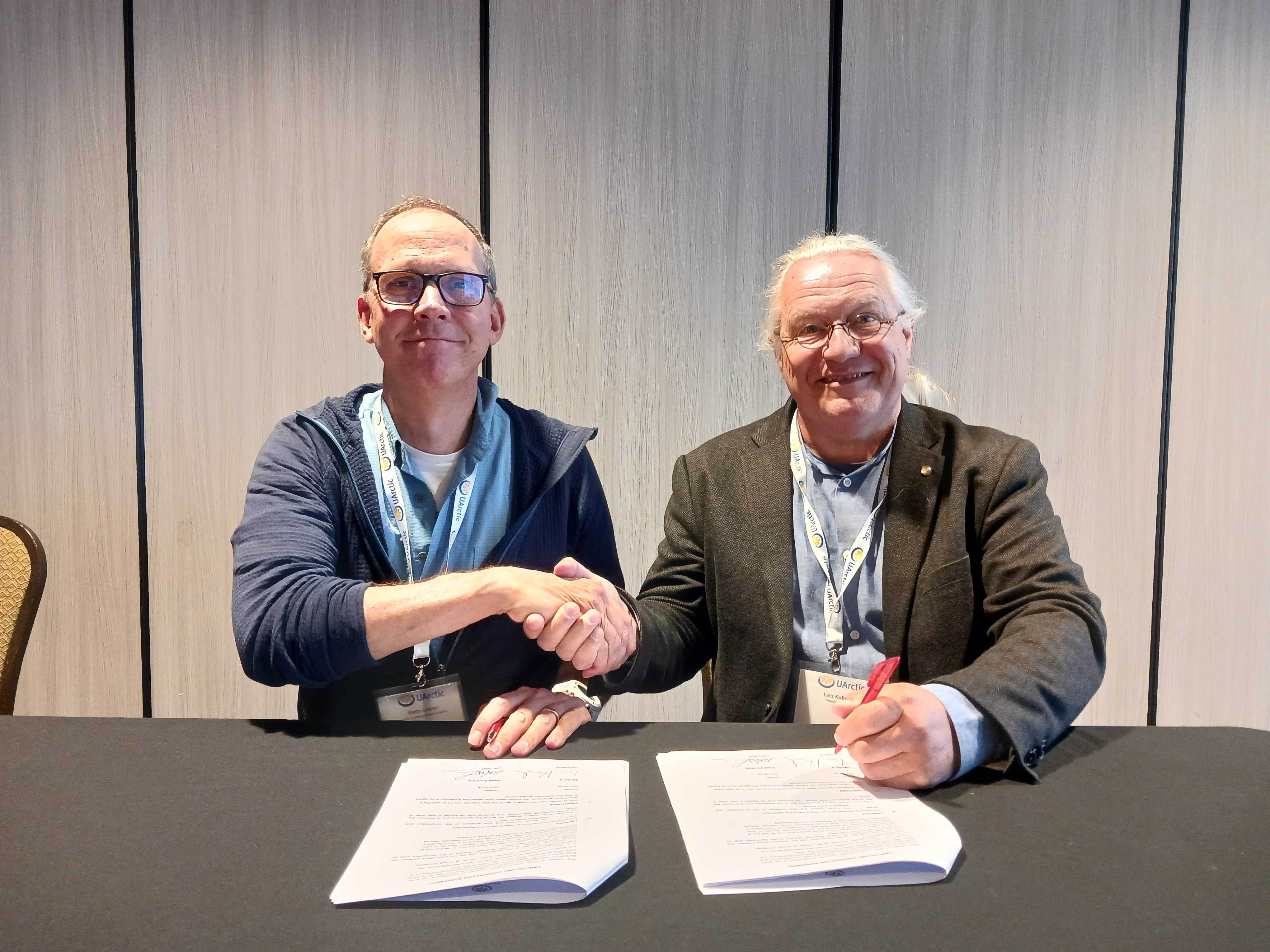 Keith Larson of Umeå University and Lars Kullerud of UArctic in the signing event of UmU-UArctic agreement