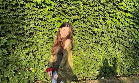 Zsofi photo in front of leaves