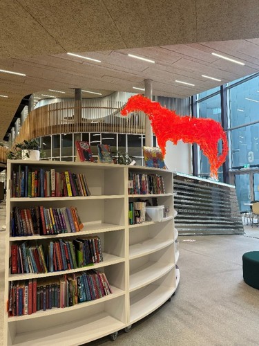 The Reading horse (artist: Edward Fuglø) in Skúlin á Fløtum.